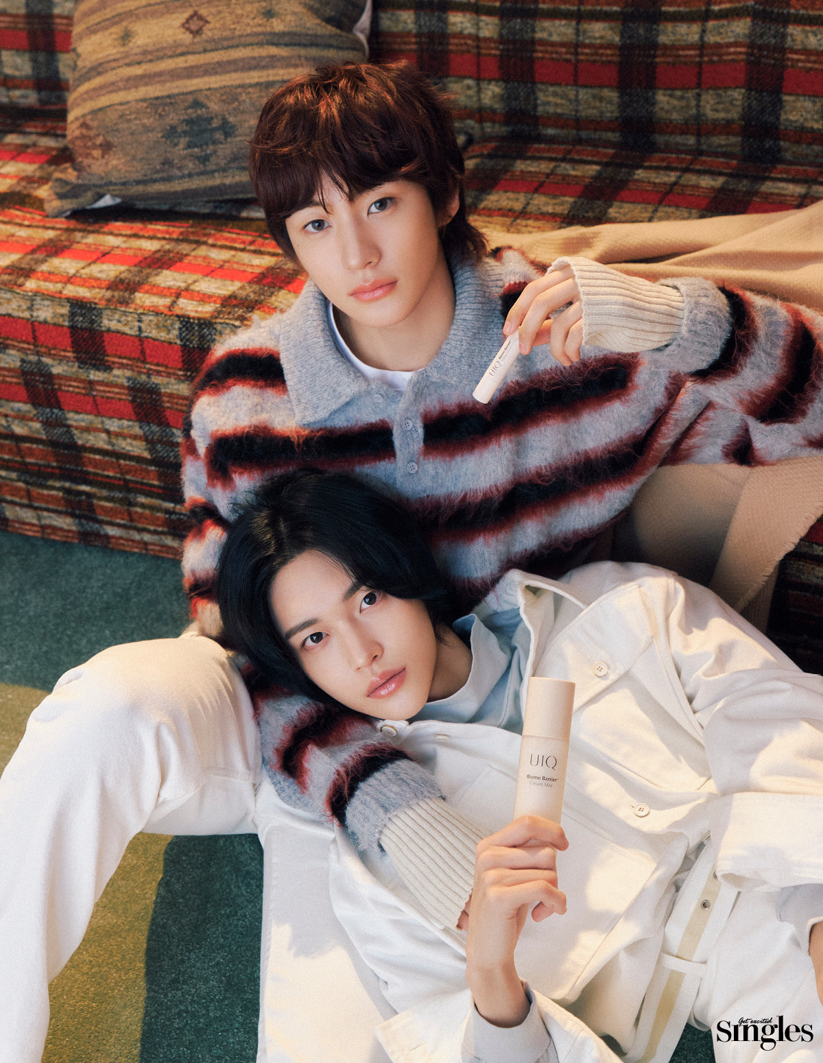 유이크의 림밤과 미스트를 든 앤톤과 원빈이 등장하는 싱글즈 화보